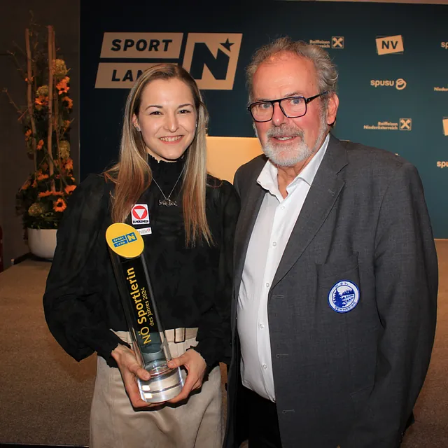 Foto 2. Presseinfo: Franz Steiner gratuliert Niederösterreichs Sportlerin des Jahres Jessica Pilz