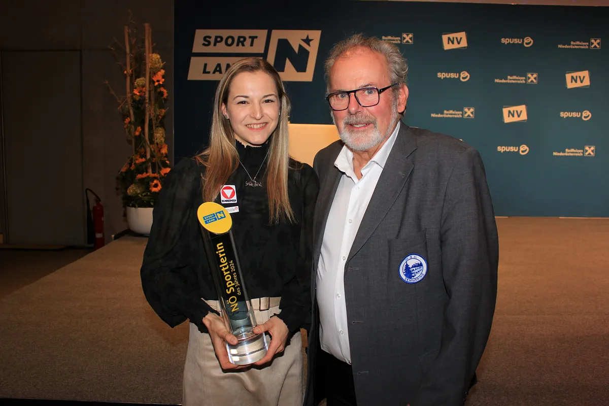 Franz Steiner gratuliert Niederösterreichs Sportlerin des Jahres Jessica Pilz