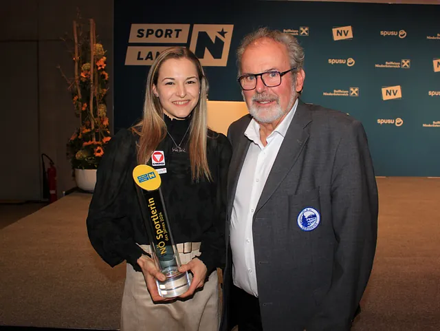 Franz Steiner gratuliert Niederösterreichs Sportlerin des Jahres Jessica Pilz